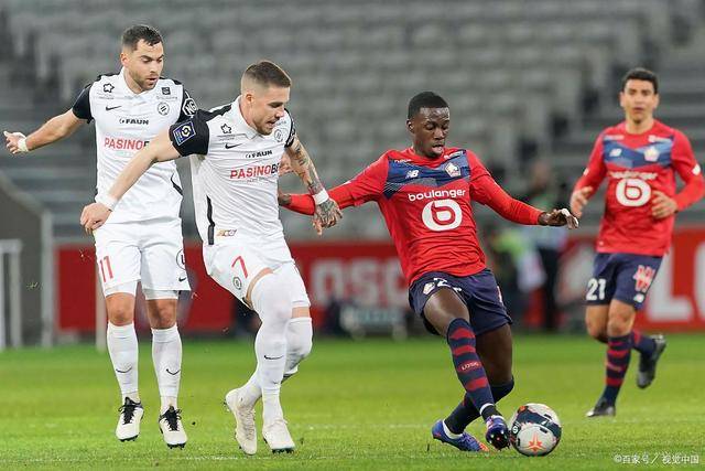 高尔夫天津女子公开赛挥杆 泰国球员纳塔克里塔首轮领跑